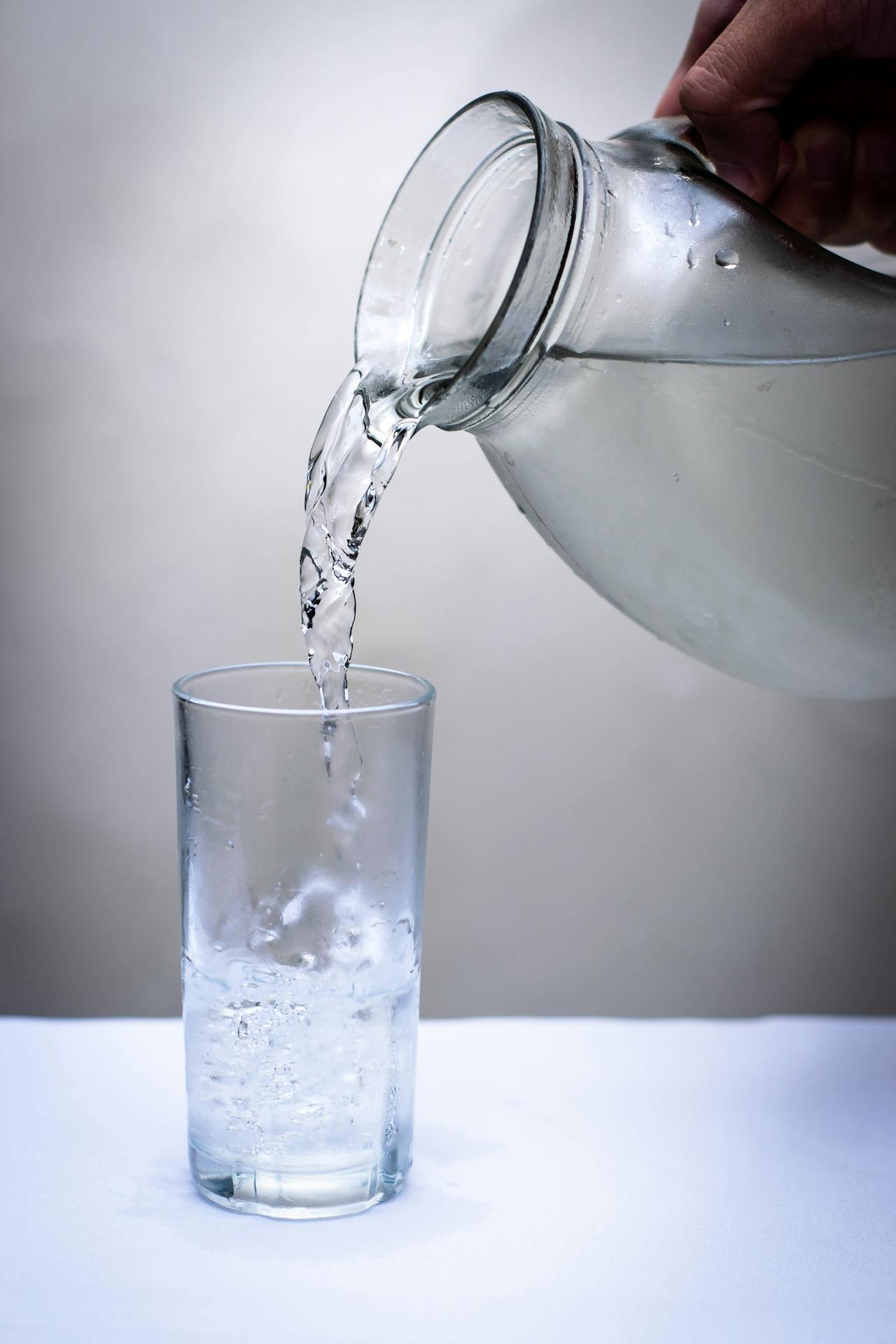 グラスに注がれる水（水分補給のイメージ）