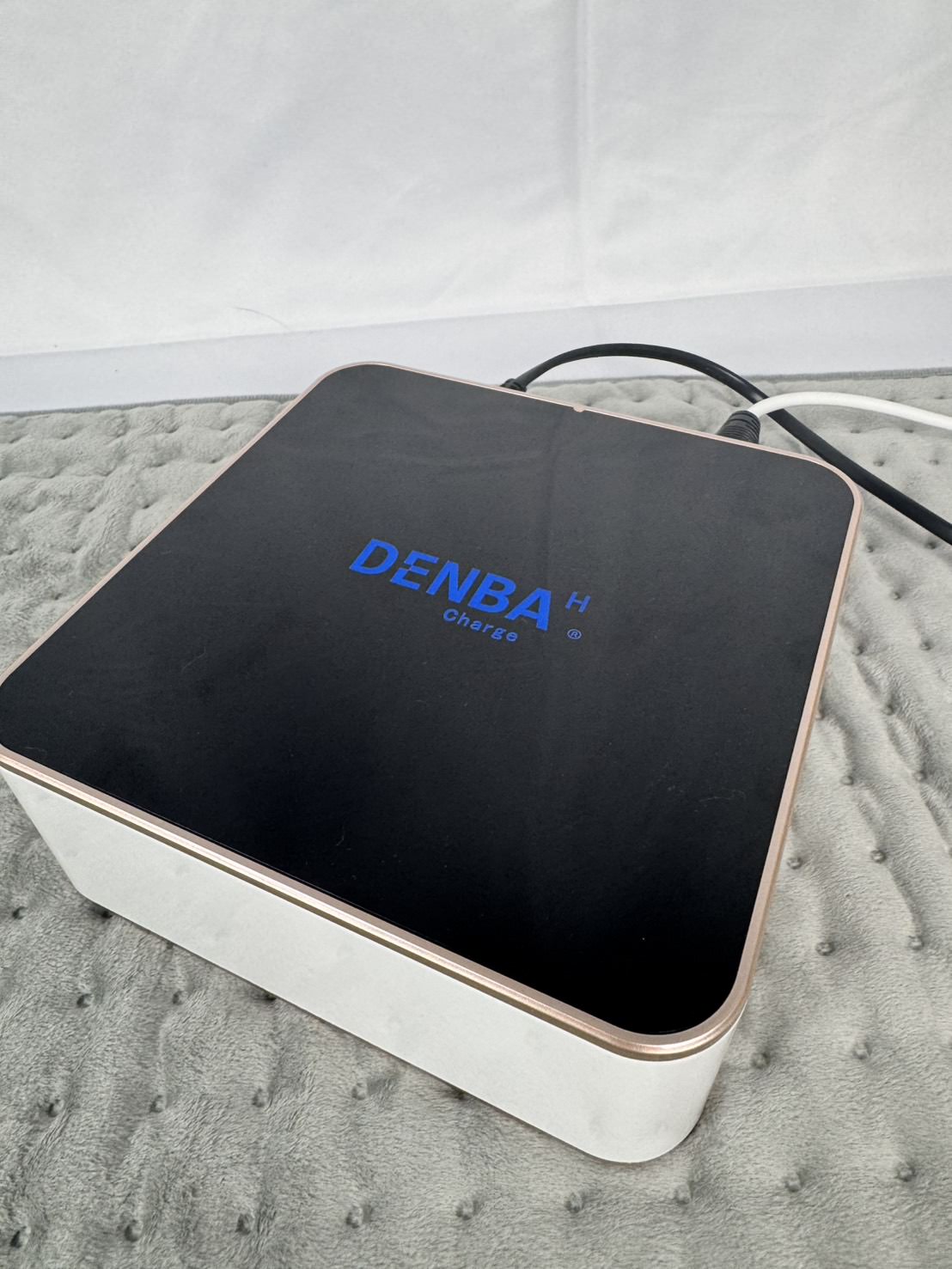 電源を入れたDENBA H Charge本体。天面のロゴが点灯している状態