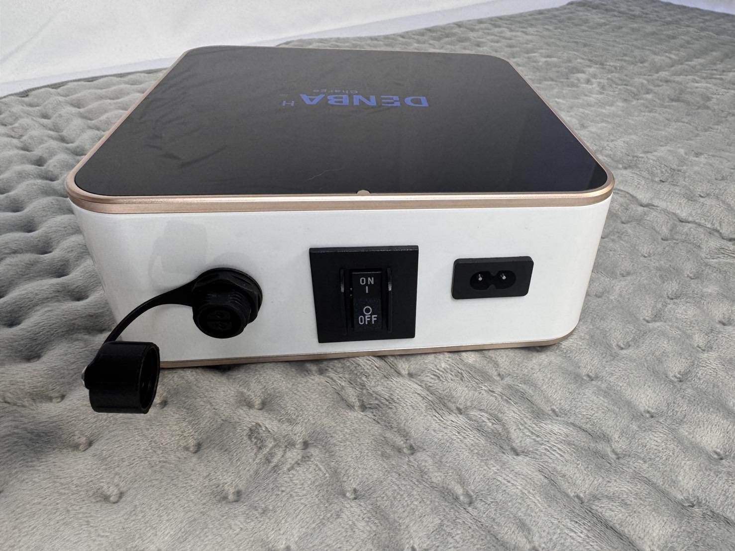電源を入れる前のDENBA H Charge本体。天面のロゴが消灯している状態